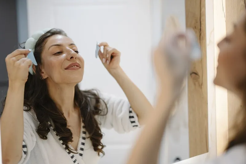 Quand les Écrans Ternissent l'Éclat : Rituels Beauté pour Reconquérir un Teint Lumineux