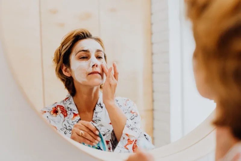 Épiderme en Quête d'Équilibre : Démêler la Déshydratation de l'Excès de Sébum pour Mieux Soigner sa Peau