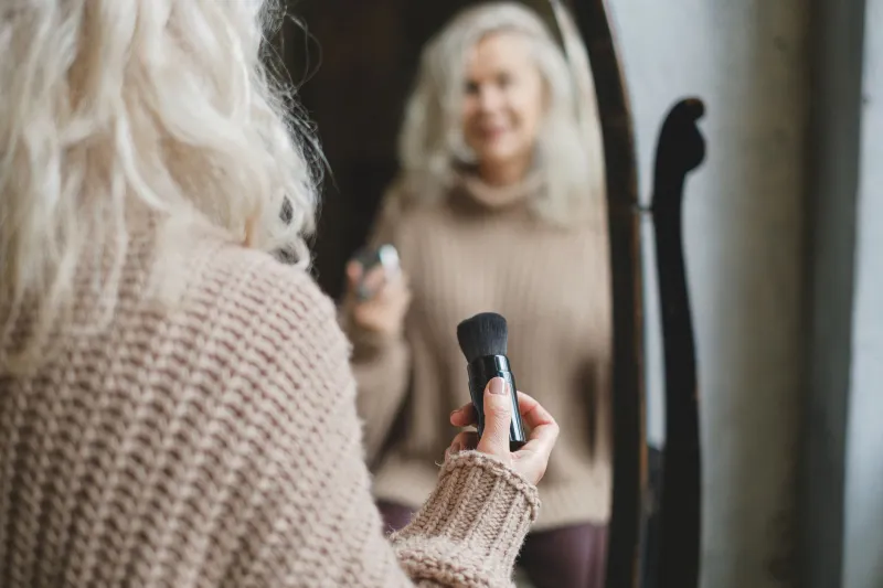 Cinquante Ans et Souveraine : L'Art de Réinventer son Maquillage pour Sublimer la Peau Mature