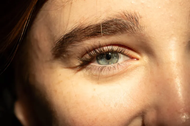 La Peau qui Rayonne de l'Intérieur : Décrypter et Cultiver son Éclat Naturel Authentique