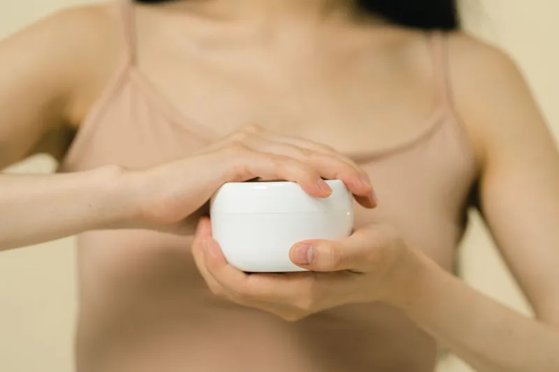 Après la Cure : L'Art Délicat de Reconstruire une Peau Fragilisée par les Soins Dermatologiques