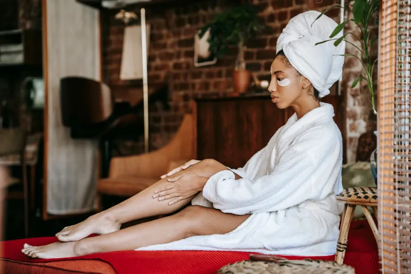 La Nuit, Alliée Secrète de Votre Peau : Construire un Rituel du Soir Qui Transforme