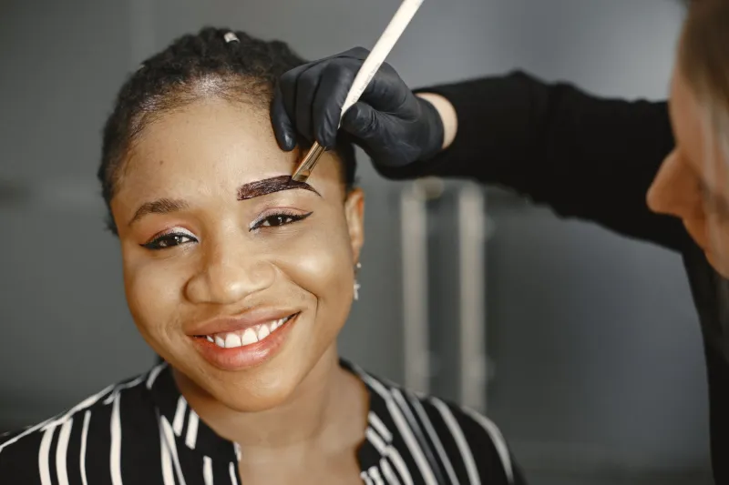 La Puissance du Regard : Comment Sculpter Ses Sourcils pour Révéler Son Visage